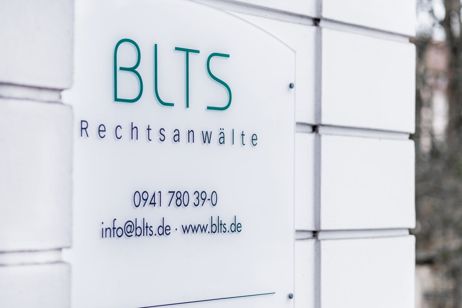 Kanzleischild von BLTS Rechtsanwälte in der Kumpfmühler Straße
